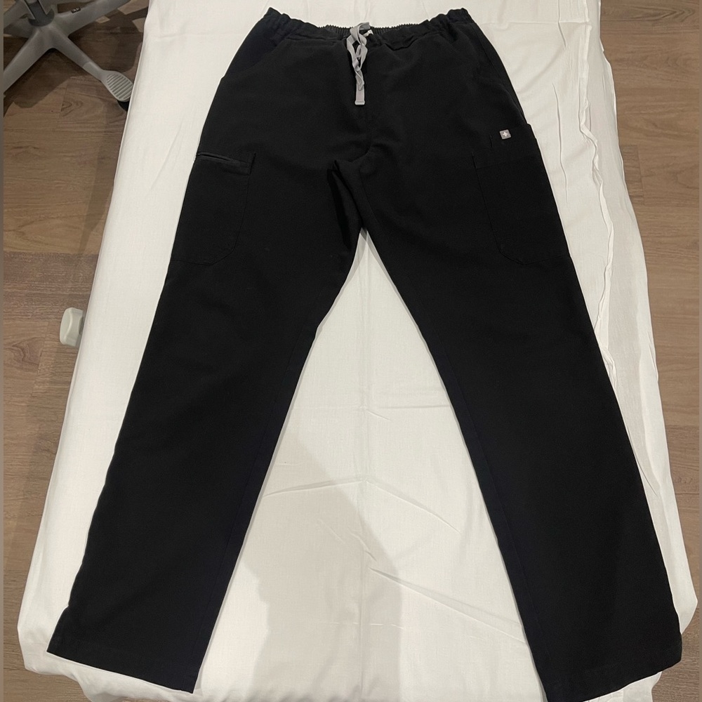 Women’s Figs yola scrub pants in medium